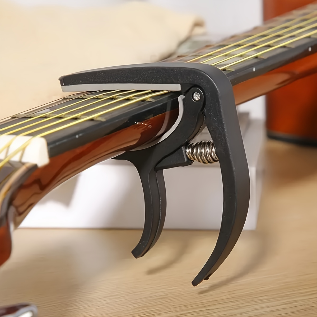 مشبك ضبط الجيتار الخشبي المتين - مراجعة Guitar Tuner Clip وسعره