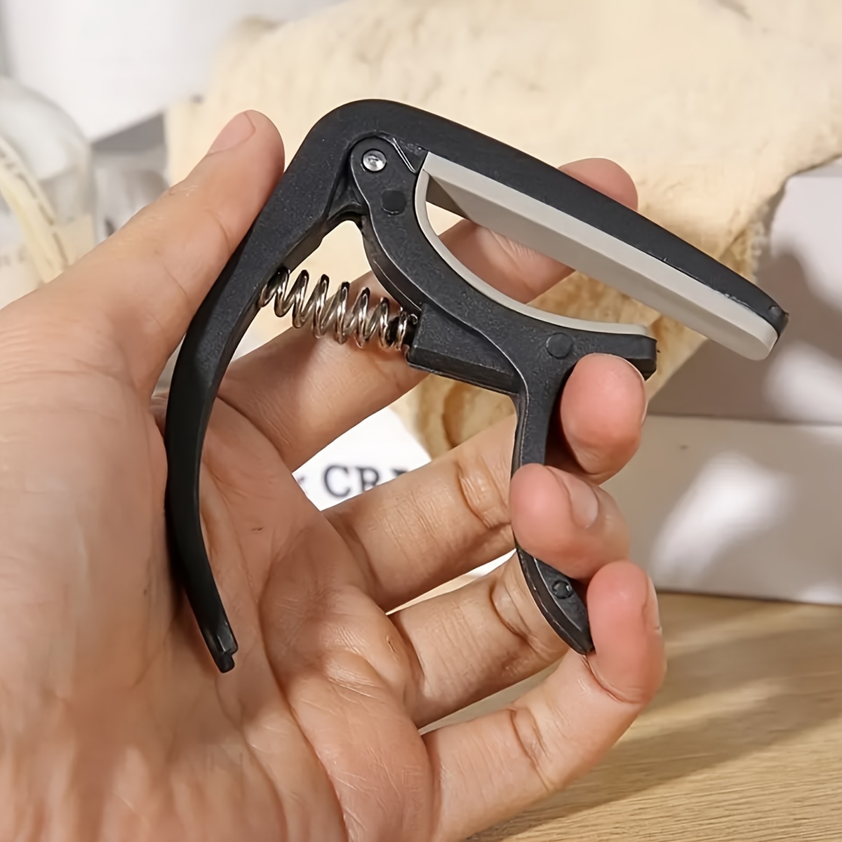 مشبك ضبط الجيتار الخشبي المتين - مراجعة Guitar Tuner Clip وسعره